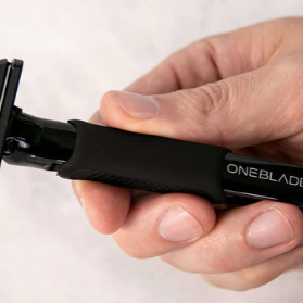 OneBlade シェーバーに装着された専用グリップを持つ手元