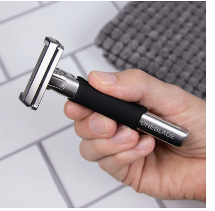 浴室で使用中のOneBladeシェーバーに専用グリップを装着した様子