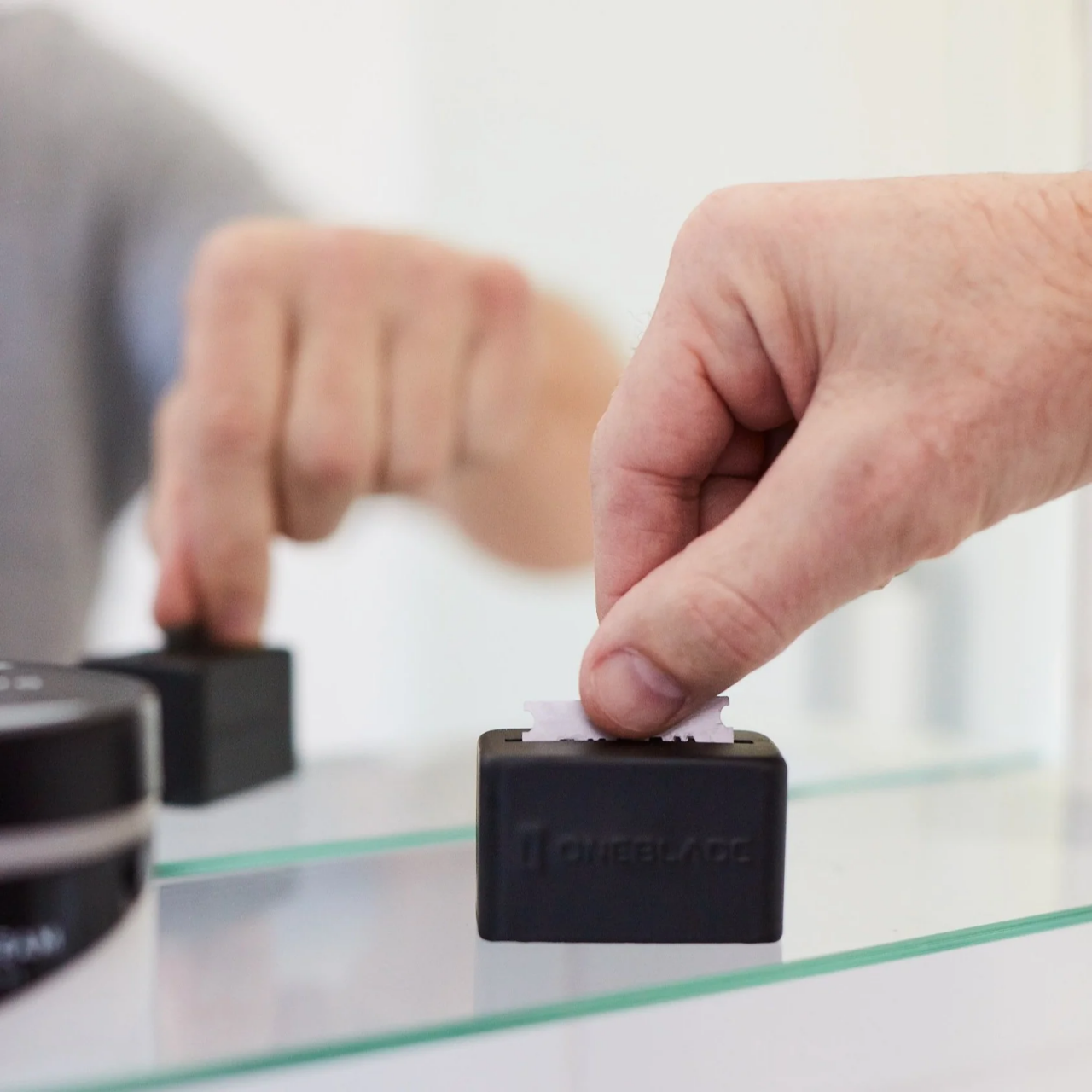 OneBlade ブレードリサイクルバンク｜替刃を安全に収納する使用イメージ