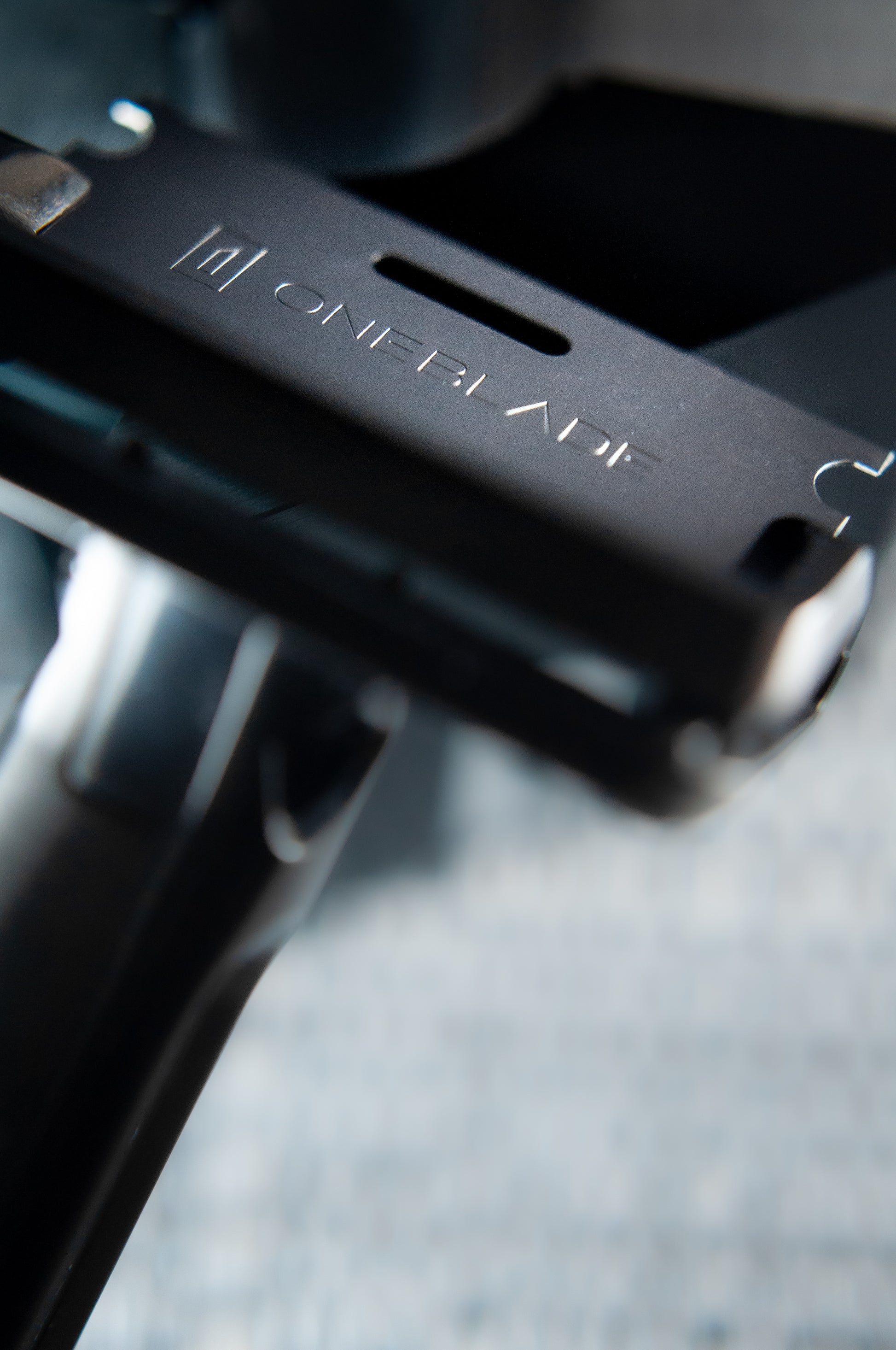 OneBlade HiCarbon SE 専用替刃挿入使用イメージ