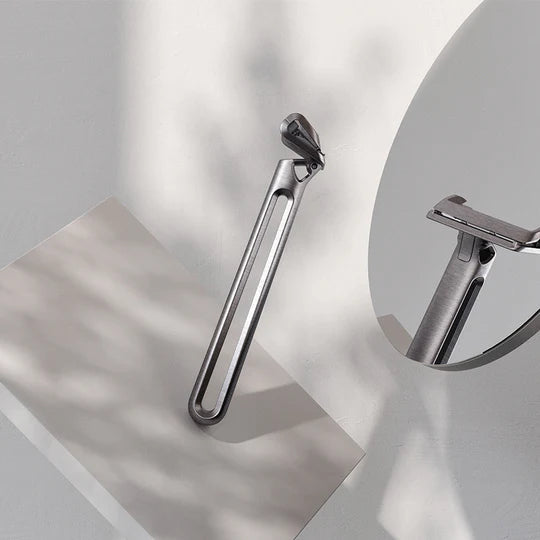OneBlade GENESIS Razor 日本公式 高級ステンレス製 一枚刃シェーバー 白背景と鏡の組み合わせ