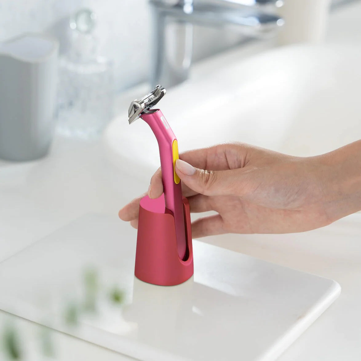 OneBlade DAWN Razor フラミンゴピンク 使用シーン ムダ毛処理 一枚刃シェーバー エステや脱毛前のケアにも対応