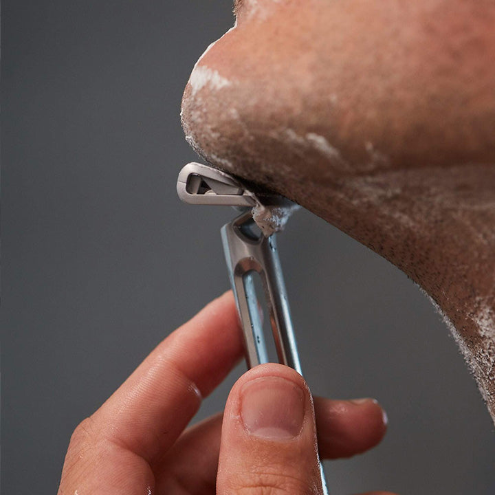 OneBlade GENESIS Razor 使用シーン 男性が顎の髭を剃っている様子 深剃り 高級電動シェーバーと比較検討される一枚刃  快適に深剃り