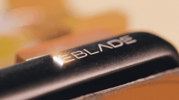 OneBlade ELEMENT Razor ロゴ刻印 アップ写真 日本公式 高級シェーバー HENSONなどと比較されるモデル