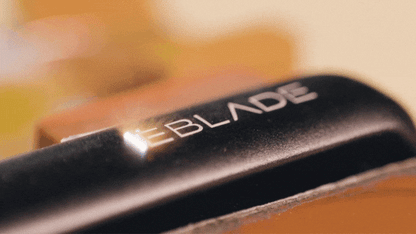 OneBlade ELEMENT Razor ロゴ刻印 アップ写真 日本公式 高級シェーバー HENSONなどと比較されるモデル