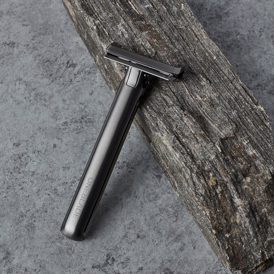 OneBlade GENESIS Razor 高級ステンレス製 一枚刃シェーバー 自然素材の木の上に置いた商品写真