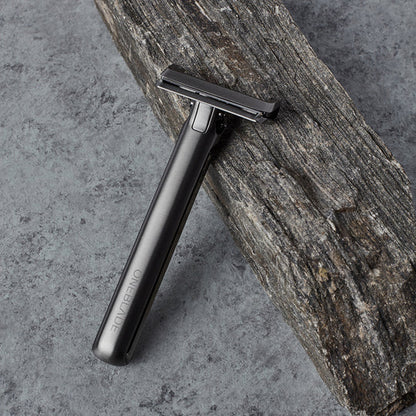 OneBlade GENESIS Razor 高級ステンレス製 一枚刃シェーバー 自然素材の木の上に置いた商品写真